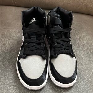 Nike Black and Gray Sneakers High-Top Design